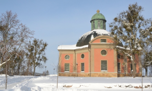 Kung Karls kyrka i Kungsör i vinterskrud